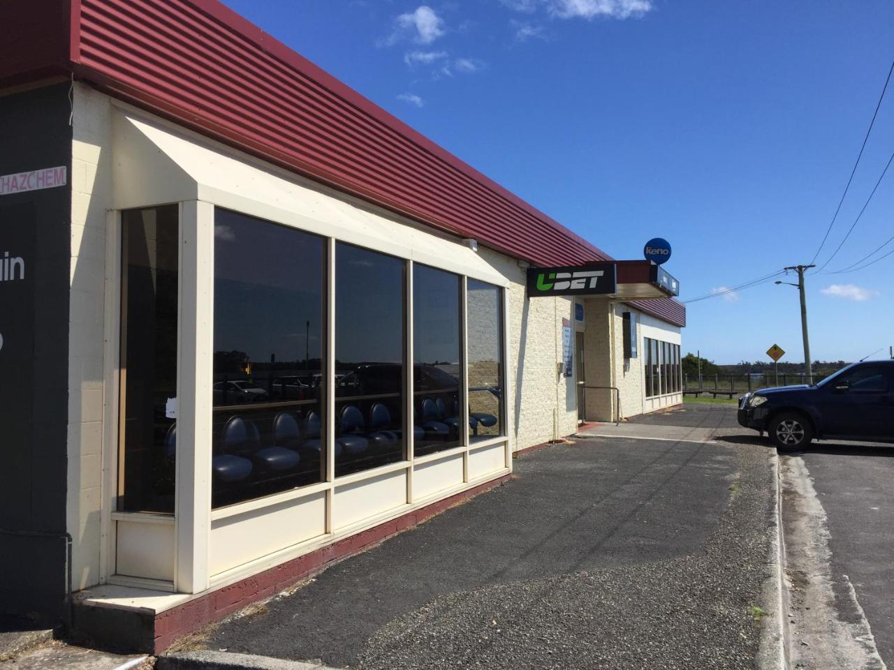 Regatta Point Tavern & 3*